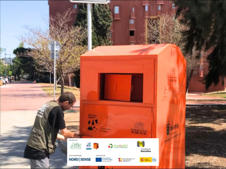 Treballador obrint un contenidor de Roba Amiga Girona